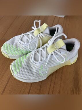 NIKE METCON 9 - GREAT CONDITION - SIZE 7 - WHITE AND NEON YELLOW